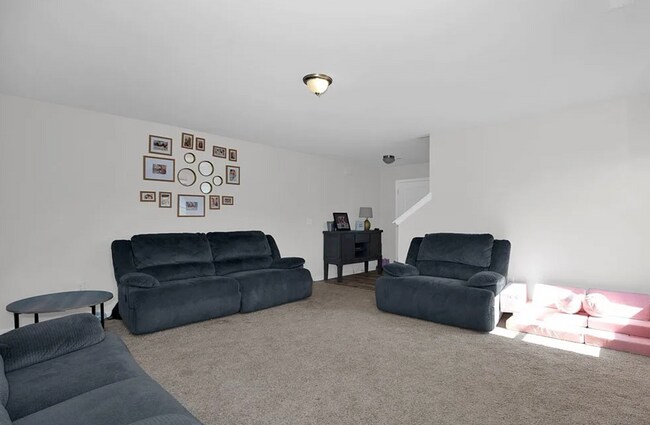 Building Photo - NEW LISTING!!!!!