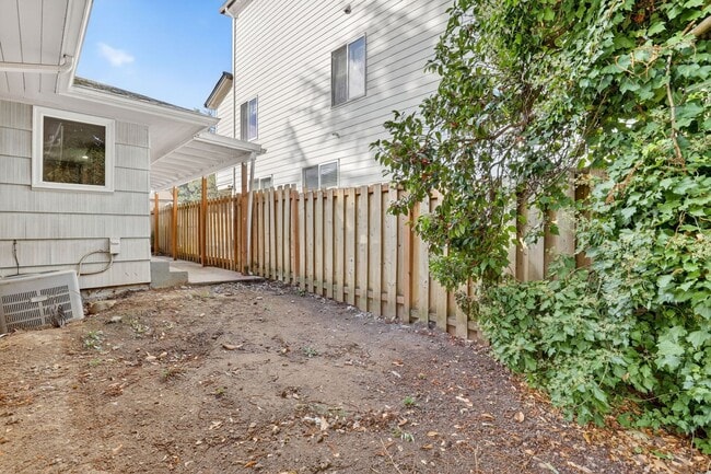 Building Photo - 4 bedroom: Single Level SE Portland Home