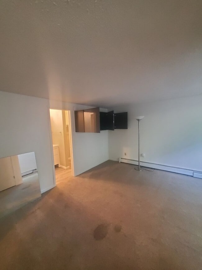 Building Photo - Large and Spacious One Bedroom Available i...