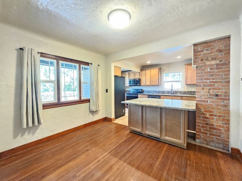 Building Photo - 1922 E 18th Ave