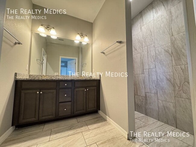 Building Photo - 2570 SE Rayburn Ave