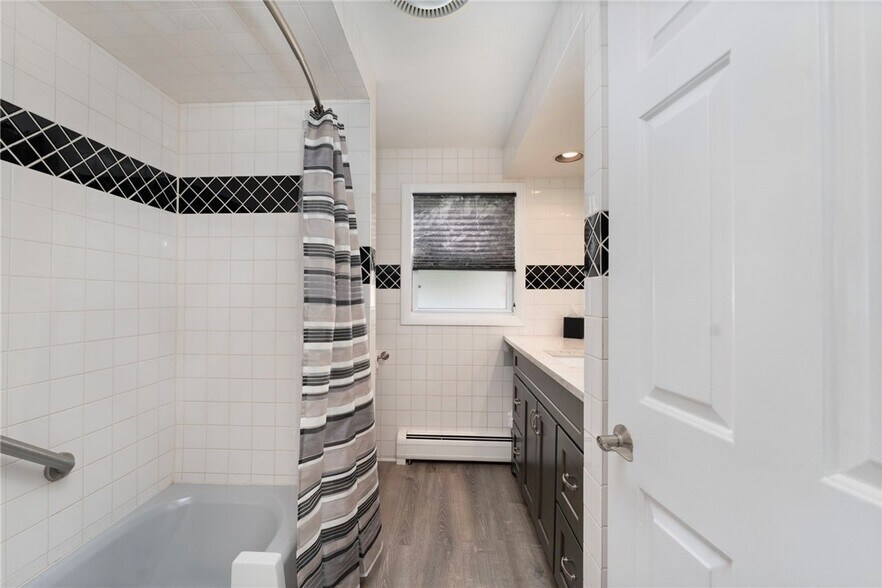 Main bath - 118 Airway Rd