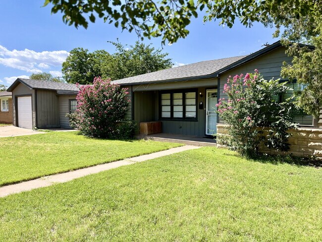 Building Photo - Spacious Four Bedroom!