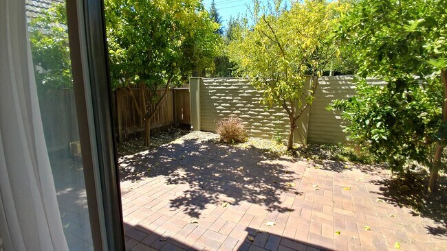 Building Photo - Unique FREESTANDING 2 Bed/ 1.5 Bath Townhome in Mountain View