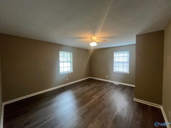 Building Photo - 726 Larkwood Cir SW