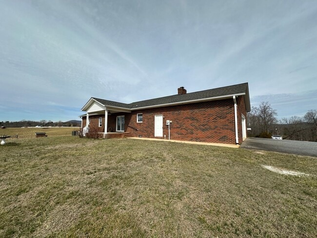 Building Photo - Peaceful Country Living