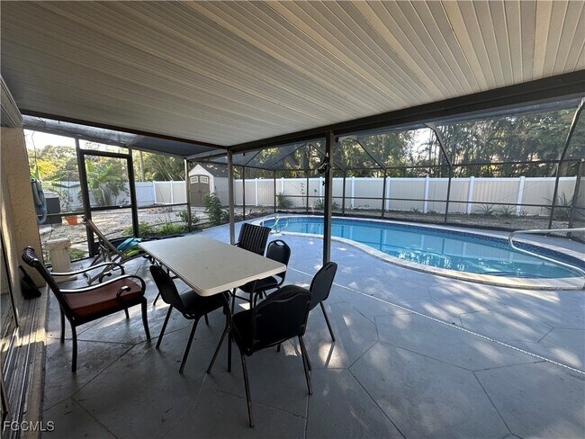 Building Photo - 2330 SE 8th Terrace