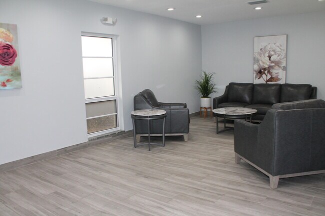 Building Photo - 3507 Oaks Way