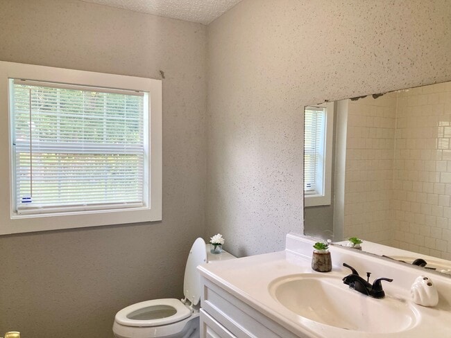 Building Photo - 6103 Sherwood Dr