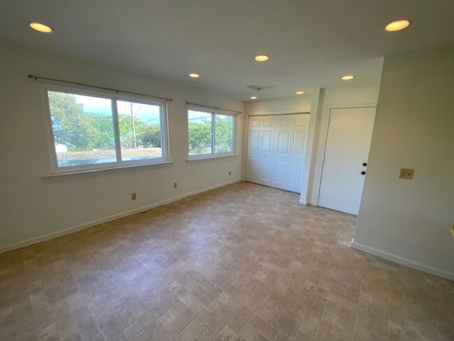 Building Photo - 701 Pine St