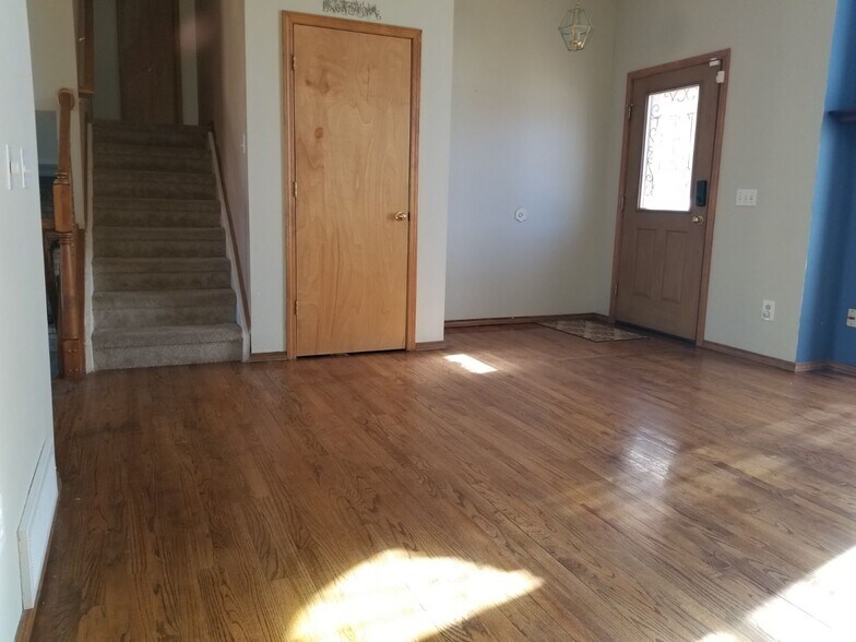 Building Photo - 1376 Coolcrest Dr