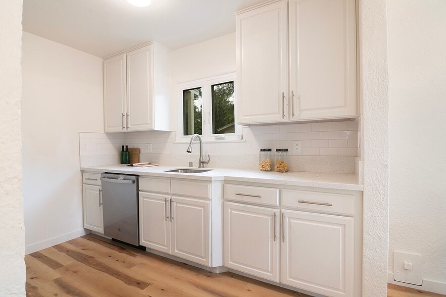 Building Photo - 15944 Hart St