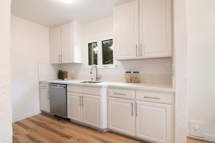 Building Photo - 15946 Hart St