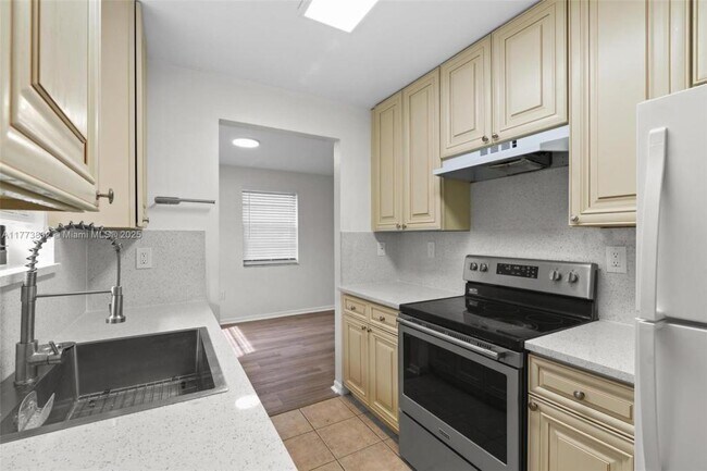 Building Photo - 5637 Taft St