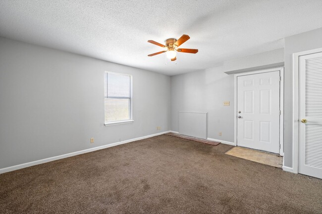 Building Photo - 923 Kingsbury Dr