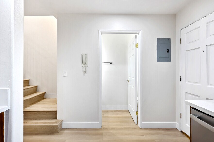 Building Photo - 10128 Hillhaven Ave