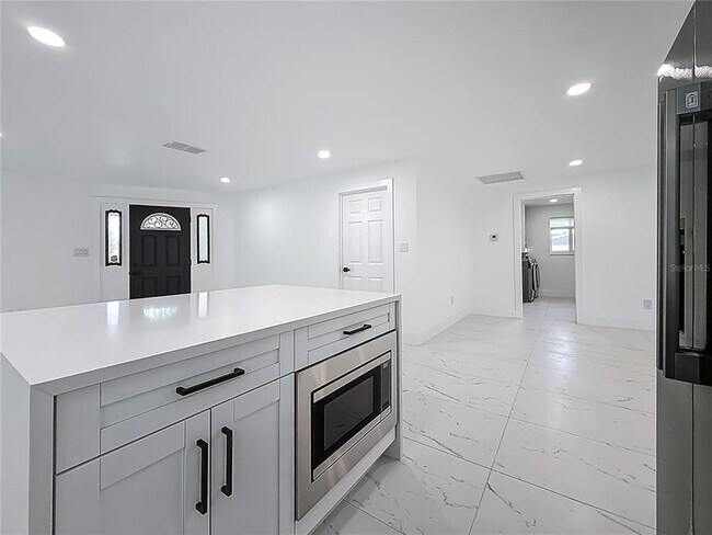 Building Photo - 1900 Sandpiper Dr