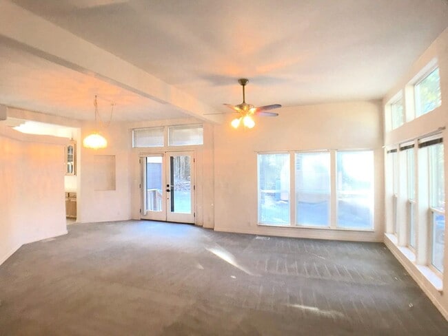 Building Photo - Jemez Mountains 3 bedroom with an open layout and large living areas and kitchen.