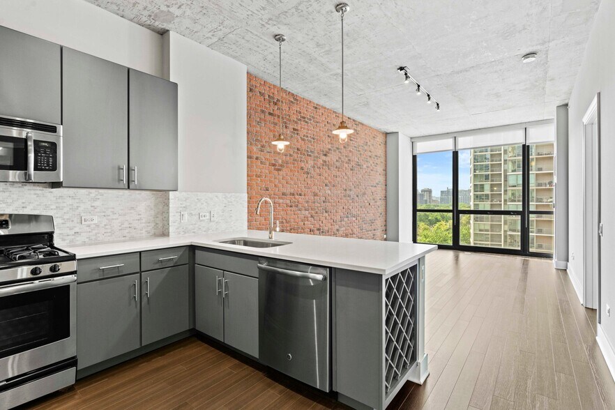 Building Photo - 860 S Clark St