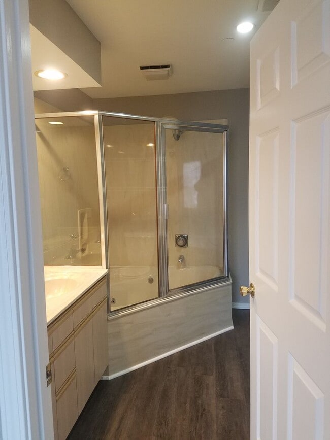 Building Photo - Beautiful Two Bedroom 2 bath Apartment wit...
