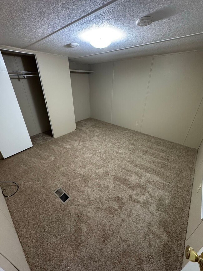 Building Photo - 3-bedroom, 2-bathroom Home with Sunroom!