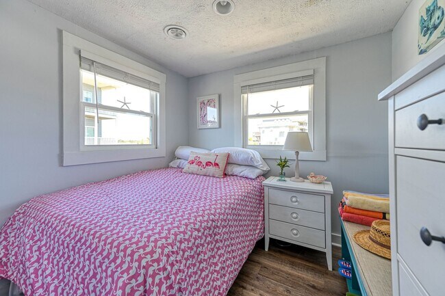 Building Photo - FURNISHED OFF-SEASON MONTHLY RENTAL