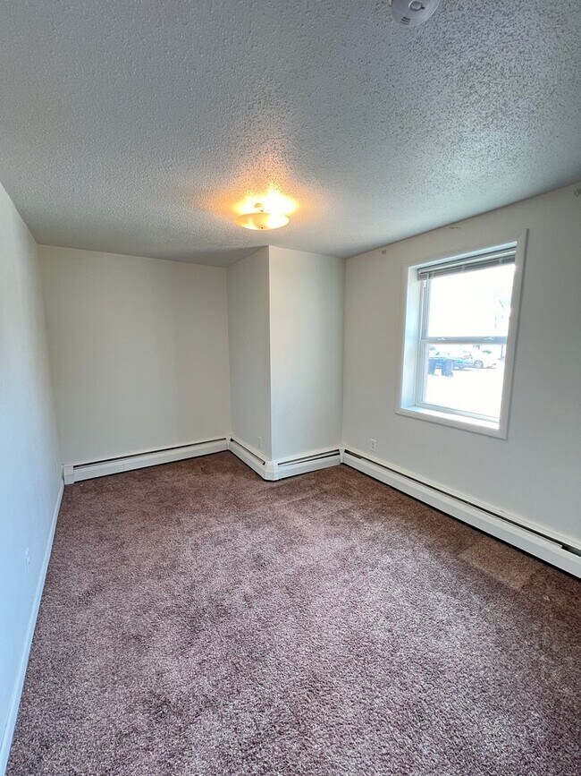 Building Photo - Spacious 1 Bedroom Apartment! Available August 1st