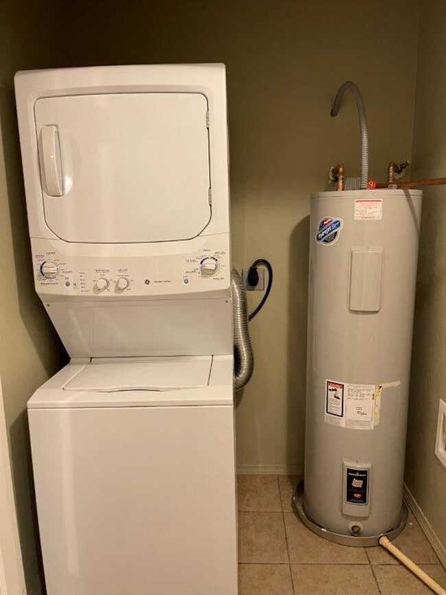 Building Photo - 2 bed Senior Living with All appliances an...