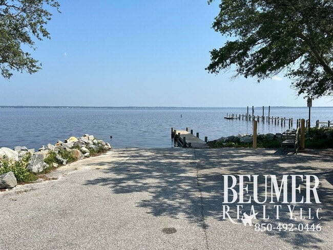 Primary Photo - 2br 1.5 bath Townhome Located Close to Water