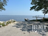 Building Photo - 2br 1.5 bath Townhome Located Close to Water