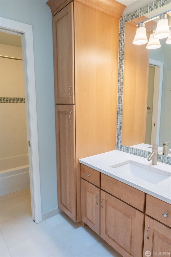 Building Photo - 4B/2.5Ba Bellevue House