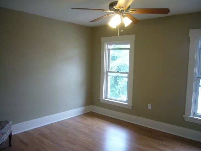Front bedroom - 557 Clemesha Ave