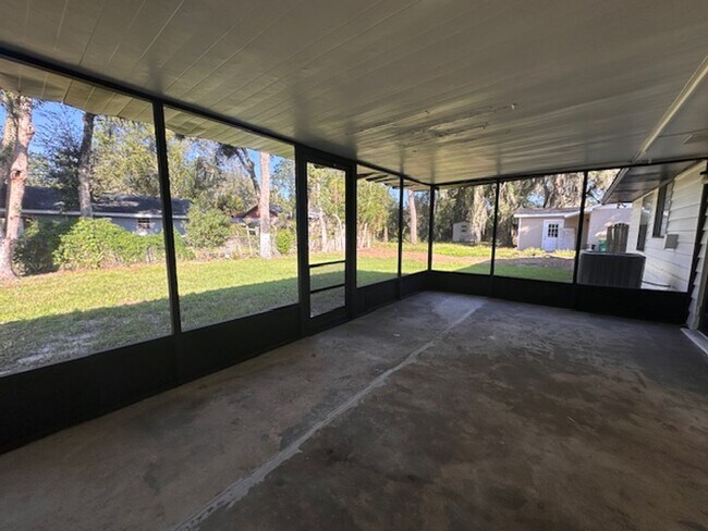 Building Photo - NEAR DOWNTOWN MOUNT DORA