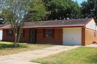 Building Photo - 5747 Greencraig Dr