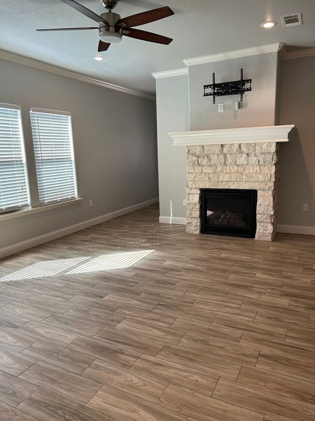 Building Photo - Beautiful Townhome