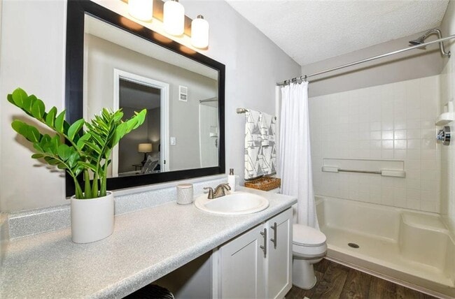 Building Photo - 670 Thornton Rd