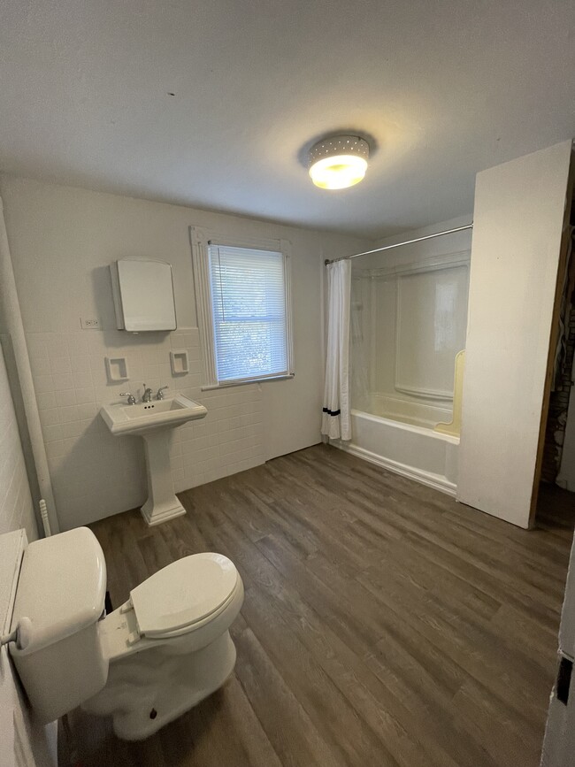 Upstairs Bathroom - 816 W Ashland Ave