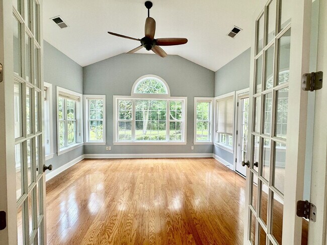 Building Photo - Three Bedroom Carriage House in Hampton Hall!