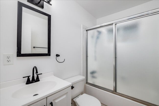 Building Photo - 44440 Acacia Dr