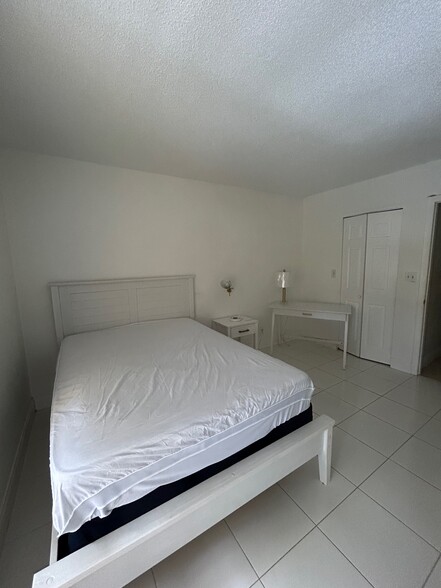 2nd bedroom with queen bed set - 470 NW 20th St