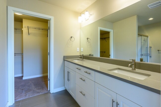 Building Photo - New listing!  Modern, A/C, Washer & Dryer included!