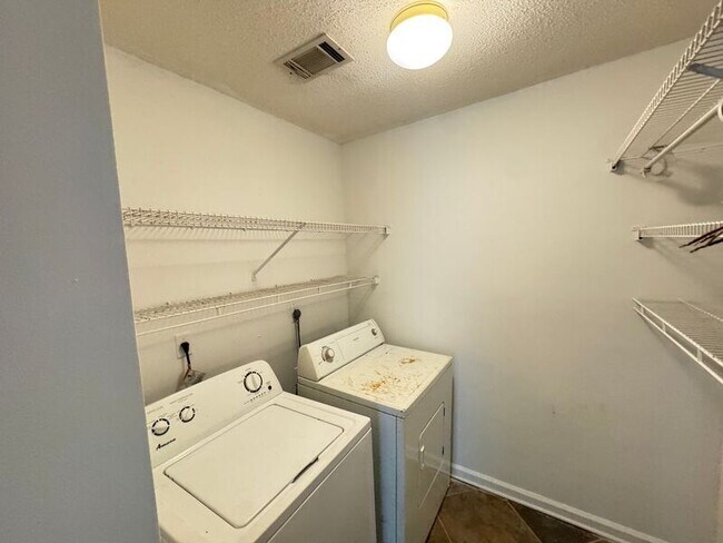 Building Photo - 8594 Sun Vista Dr N
