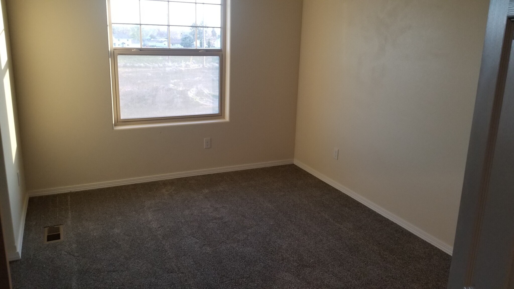 Building Photo - 1412 W Lakeside Dr