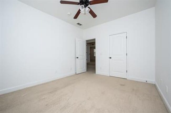 Building Photo - Stunning 4/3 Available Now!