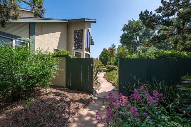 Building Photo - 124 Sequoia Ct