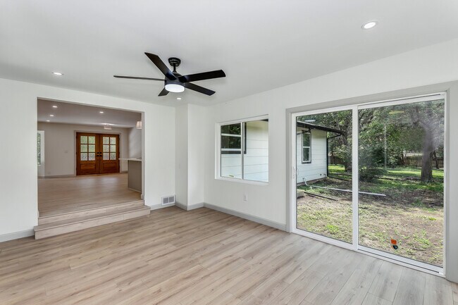 Building Photo - 2243 N Lynnwood Dr