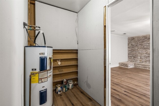 Building Photo - 810 S Western Hls Dr