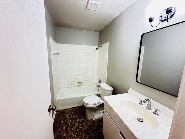 Building Photo - A Great Living Space in the Heart of the C...