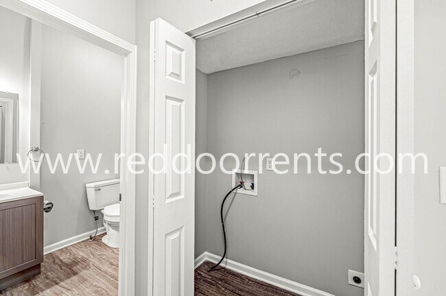 Building Photo - 2345 N Kenwood Ave