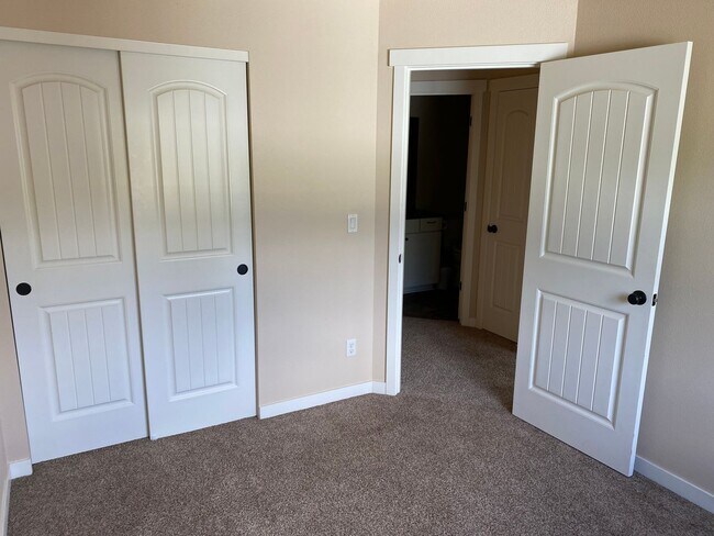 Building Photo - 4 Bed/3 Bath Townhome in NW Bend - Newport...